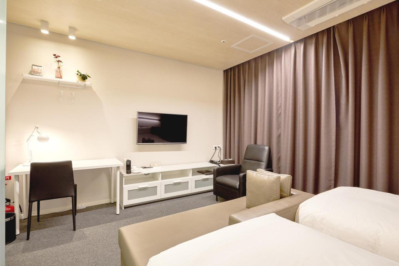 Grand City Hotel Чханвон Екстер'єр фото