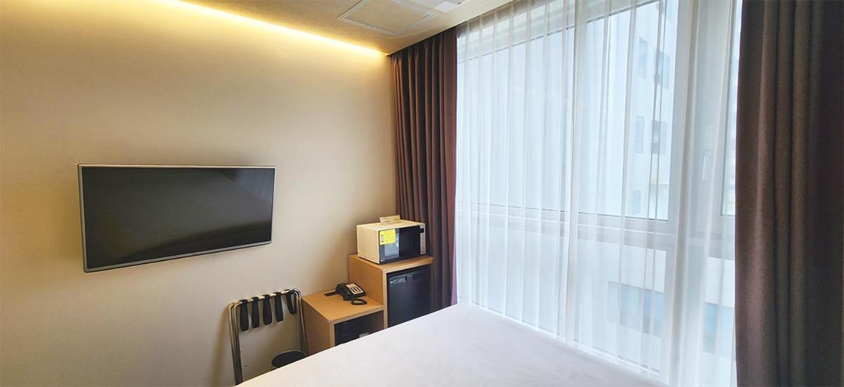 Grand City Hotel Чханвон Екстер'єр фото