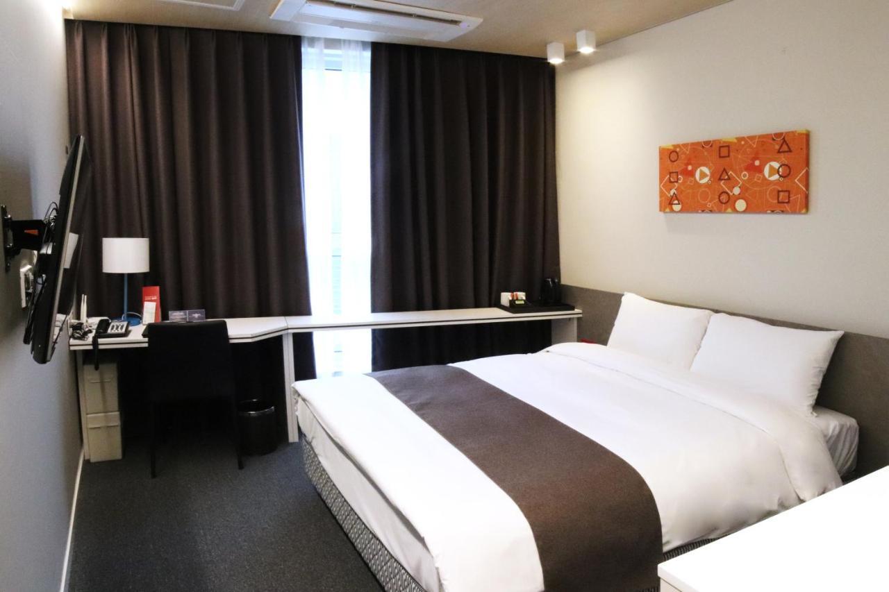 Grand City Hotel Чханвон Екстер'єр фото