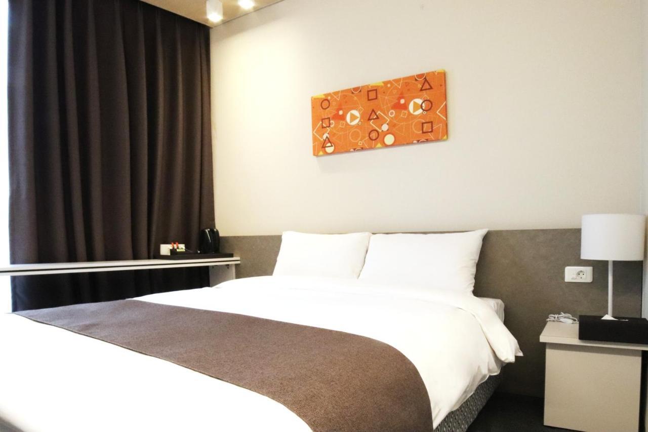 Grand City Hotel Чханвон Екстер'єр фото