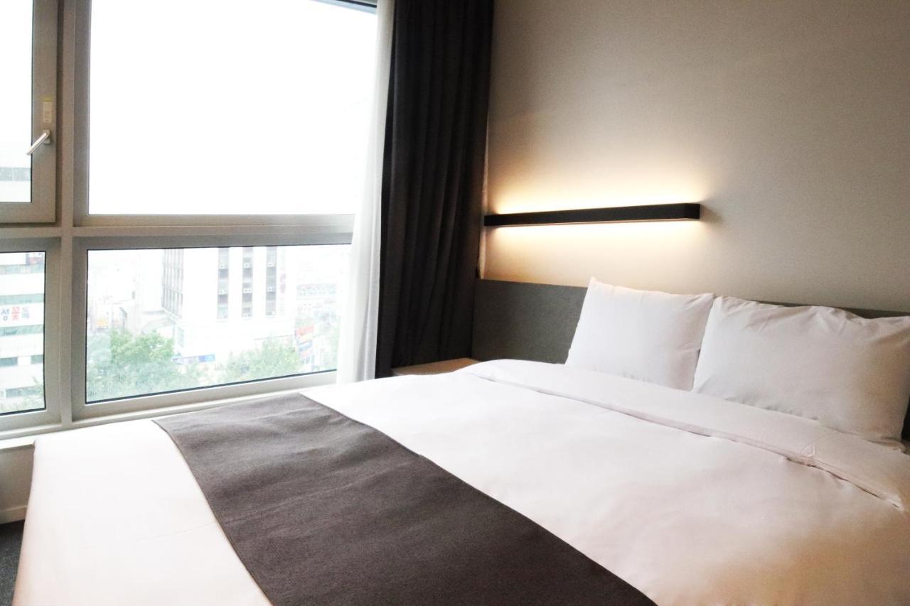 Grand City Hotel Чханвон Екстер'єр фото